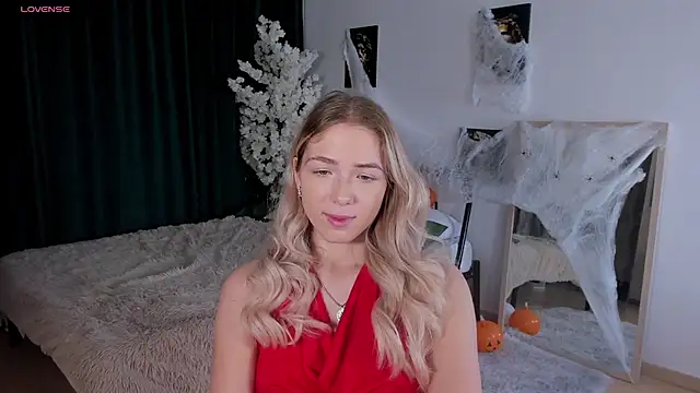 Snapshot of Susan_Mimi chatting on 10.29.25 Susan Mimi online show from 10.29.25