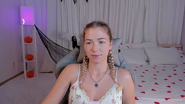 Snapshot of Susan_Mimi chatting on 10.31.25 Susan Mimi online show from 10.31.25