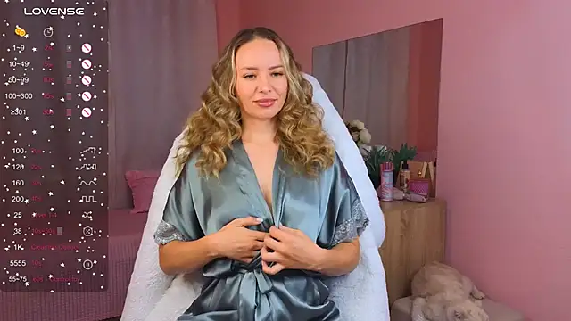 Hloya Mei online show from 09.15.25