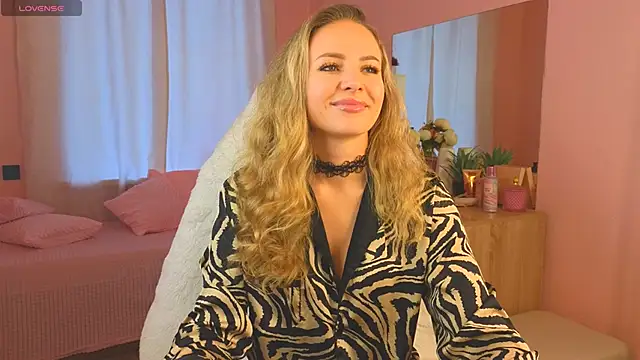 Hloya Mei online show from 09.19.25