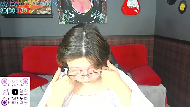 Snapshot of Mila__Cutee chatting on 10.18.25 Mila  Cutee online show from 10.18.25