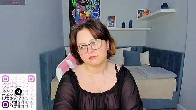 Snapshot of Mila__Cutee chatting on 10.19.25 Mila  Cutee online show from 10.19.25