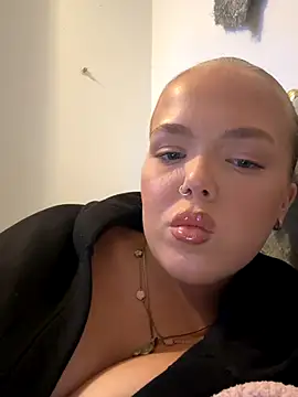 prettycocomae online show from 10.14.25