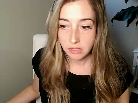 Snapshot of SuggestiveBehavior chatting on 09.25.25 SuggestiveBehavior online show from 09.25.25