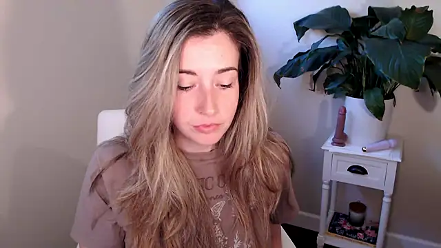 Snapshot of SuggestiveBehavior chatting on 10.06.25 SuggestiveBehavior online show from 10.06.25