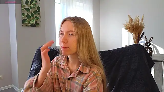 Snapshot of Succubelle chatting on 10.04.25 Succubelle online show from 10.04.25