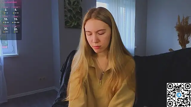 Snapshot of Succubelle chatting on 10.08.25 Succubelle online show from 10.08.25