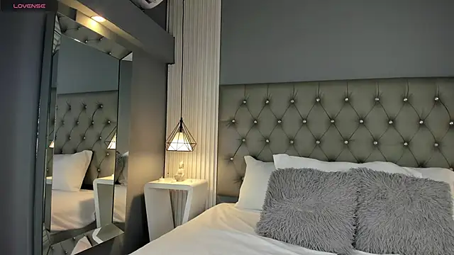 LunaBloomn online show from 11.19.25