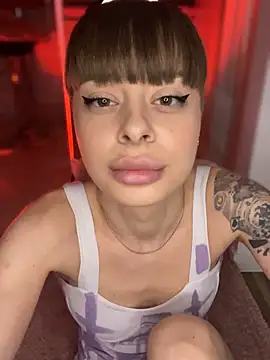 BabyBee  online show from 10.31.25