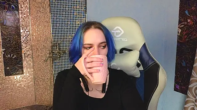 Snapshot of Eniferi chatting on 10.28.25 Eniferi online show from 10.28.25