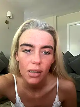 Snapshot of scouseblondie chatting on 09.16.25 scouseblondie online show from 09.16.25