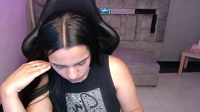 Snapshot of Mialover_v chatting on 10.02.25 Mialover v online show from 10.02.25