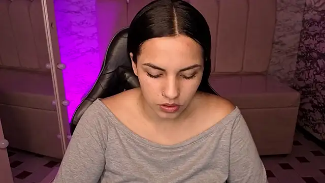 Snapshot of Mialover_v chatting on 10.06.25 Mialover v online show from 10.06.25