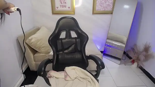 Snapshot of Mialover_v chatting on 11.07.25 Mialover v online show from 11.07.25