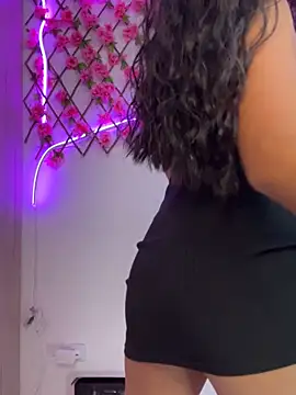 Snapshot of RaquelOficial chatting on 10.14.25 RaquelOficial online show from 10.14.25