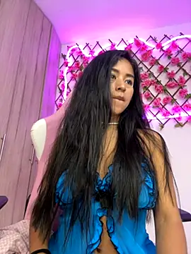 Snapshot of RaquelOficial chatting on 10.16.25 RaquelOficial online show from 10.16.25