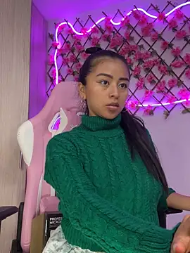 Snapshot of RaquelOficial chatting on 10.17.25 RaquelOficial online show from 10.17.25