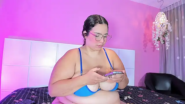 Snapshot of Aliciabloom chatting on 09.20.25 Aliciabloom online show from 09.20.25