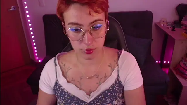 Snapshot of Miacatsito3 chatting on 10.21.25 Miacatsito3 online show from 10.21.25
