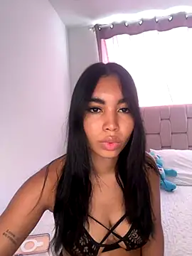 Snapshot of karolaalcendra chatting on 10.18.25 karolaalcendra online show from 10.18.25