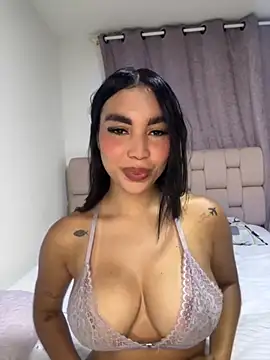 Snapshot of karolaalcendra chatting on 10.21.25 karolaalcendra online show from 10.21.25