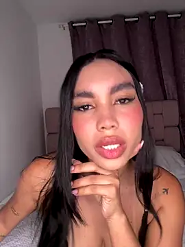 Snapshot of karolaalcendra chatting on 10.24.25 karolaalcendra online show from 10.24.25