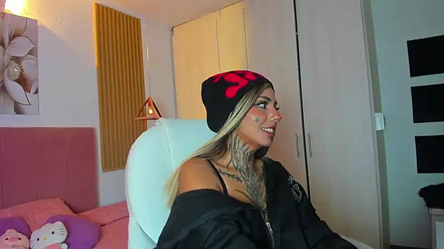 Snapshot of KoraRousee chatting on 09.16.25 KoraRousee online show from 09.16.25