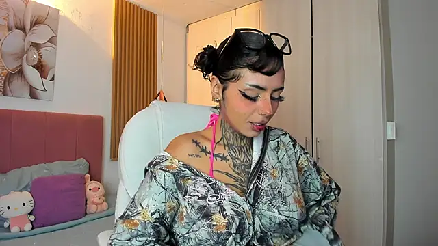 Snapshot of KoraRousee chatting on 10.25.25 KoraRousee online show from 10.25.25