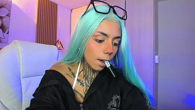 Snapshot of KoraRousee chatting on 10.30.25 KoraRousee online show from 10.30.25