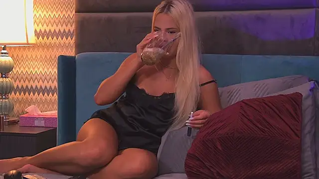 Snapshot of YssabelFox chatting on 09.23.25 YssabelFox online show from 09.23.25