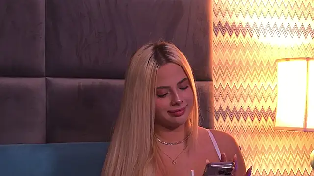 Snapshot of YssabelFox chatting on 10.06.25 YssabelFox online show from 10.06.25