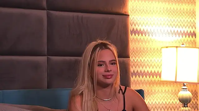 Snapshot of YssabelFox chatting on 10.07.25 YssabelFox online show from 10.07.25