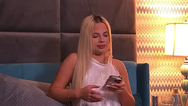 Snapshot of YssabelFox chatting on 10.12.25 YssabelFox online show from 10.12.25