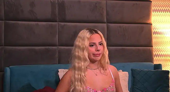 Snapshot of YssabelFox chatting on 10.17.25 YssabelFox online show from 10.17.25