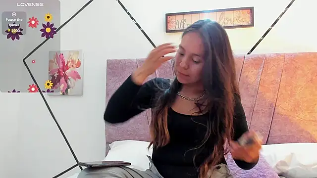Snapshot of Julieta_Lein chatting on 10.24.25 Julieta Lein online show from 10.24.25