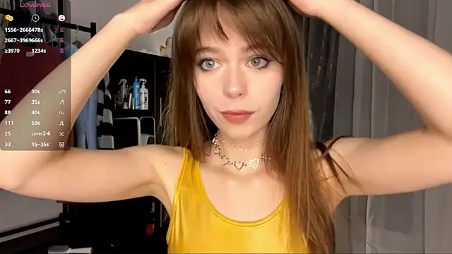 Snapshot of YourLittleElfie chatting on 10.04.25 YourLittleElfie online show from 10.04.25