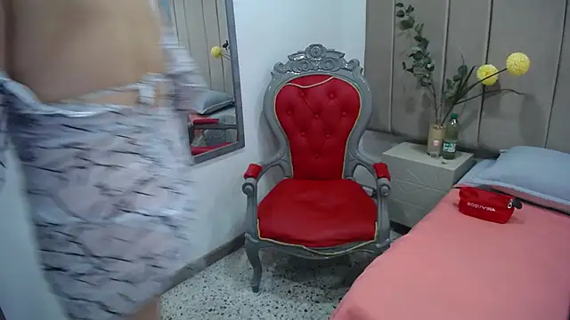 Snapshot of paultte chatting on 10.28.25 paultte online show from 10.28.25