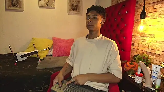 Snapshot of CoffeNaughty_nom chatting on 10.22.25 CoffeNaughty nom online show from 10.22.25