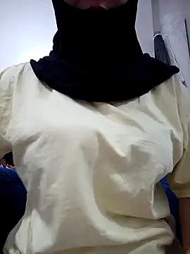 Snapshot of elif25 chatting on 10.17.25 elif25 online show from 10.17.25