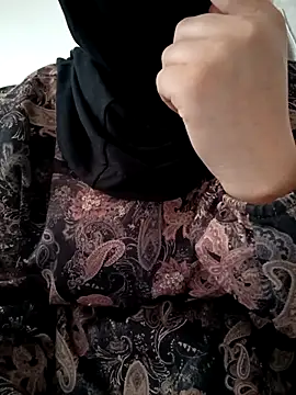 Snapshot of elif25 chatting on 10.21.25 elif25 online show from 10.21.25