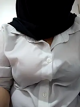 Snapshot of elif25 chatting on 10.21.25 elif25 online show from 10.21.25