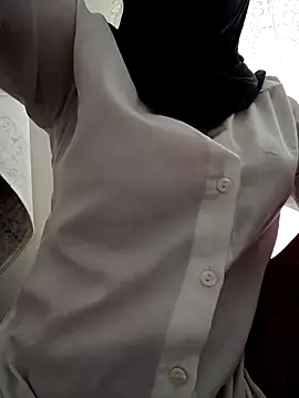 Snapshot of elif25 chatting on 10.22.25 elif25 online show from 10.22.25