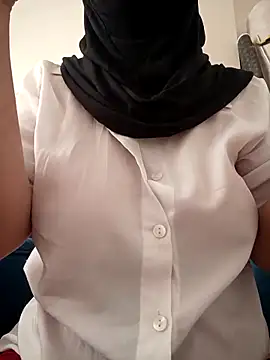 Snapshot of elif25 chatting on 10.23.25 elif25 online show from 10.23.25