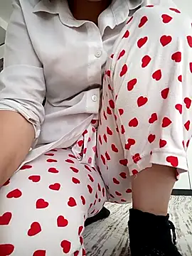 Snapshot of elif25 chatting on 10.28.25 elif25 online show from 10.28.25