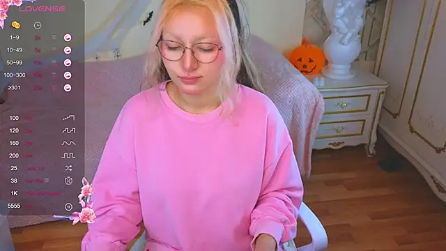 JuicyLullu online show from 11.06.25