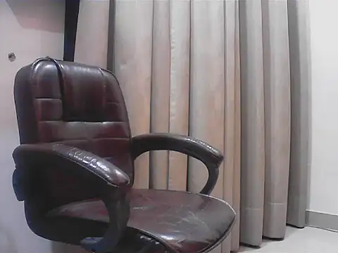 Snapshot of short_girl_ chatting on 09.25.25 short girl online show from 09.25.25