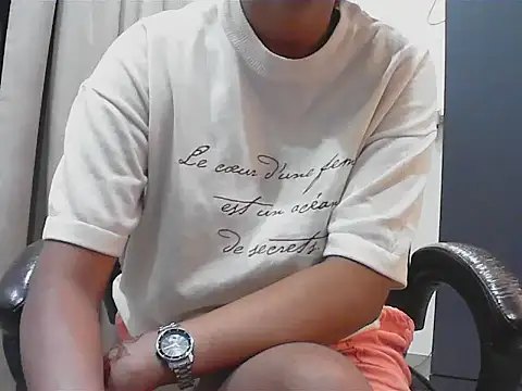 Snapshot of short_girl_ chatting on 09.28.25 short girl online show from 09.28.25