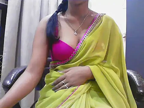 Snapshot of short_girl_ chatting on 10.08.25 short girl online show from 10.08.25