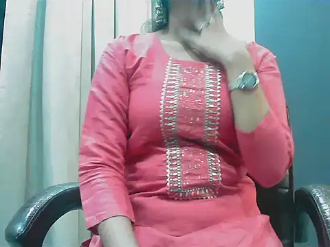 Snapshot of short_girl_ chatting on 10.10.25 short girl online show from 10.10.25