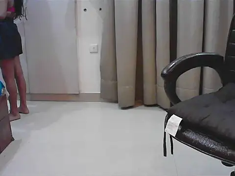 Snapshot of short_girl_ chatting on 10.16.25 short girl online show from 10.16.25